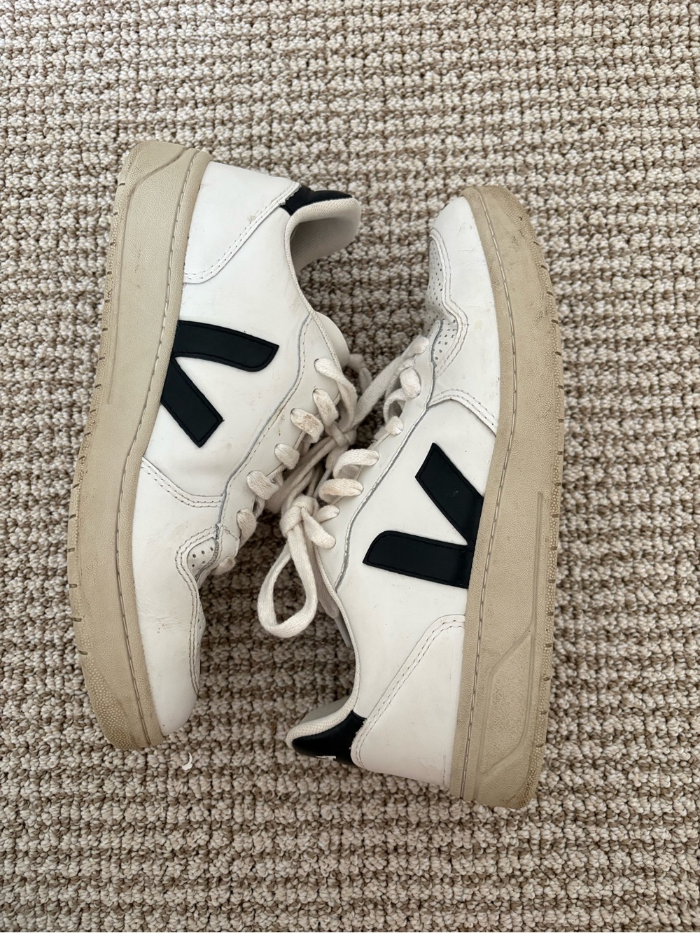 Veja V10 Women’s White Low-Top Leather Sneakers with Black Accent - Picture 3 of 10